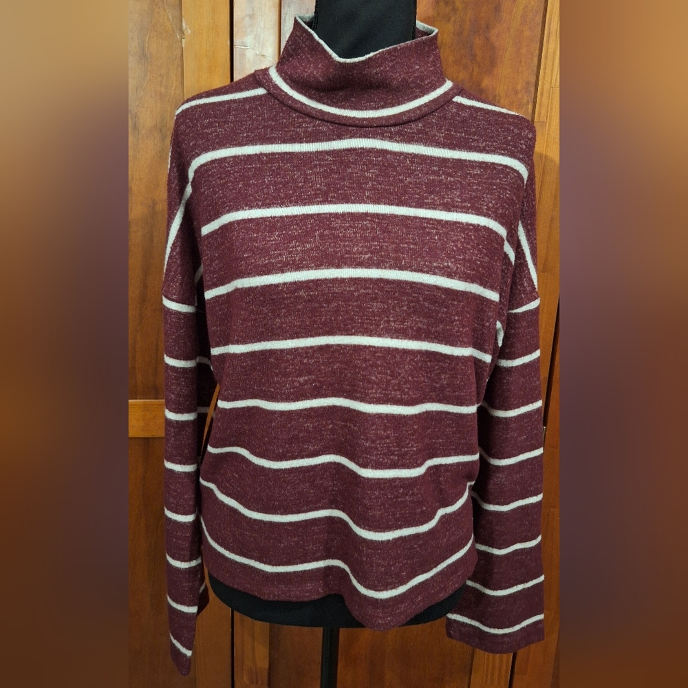 🐢SO turtleneck sweater. Size S